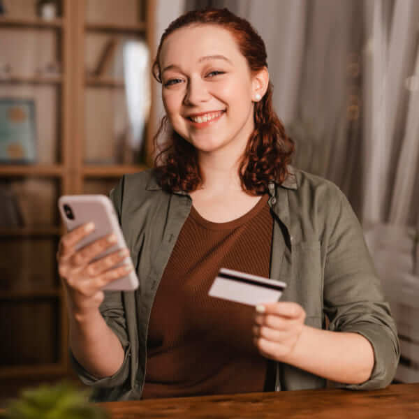 Une personne travaillant sur un ordinateur portable à un bureau en bois avec une tasse de café, illustrant les avantages des solutions modernes d'argent rapide.