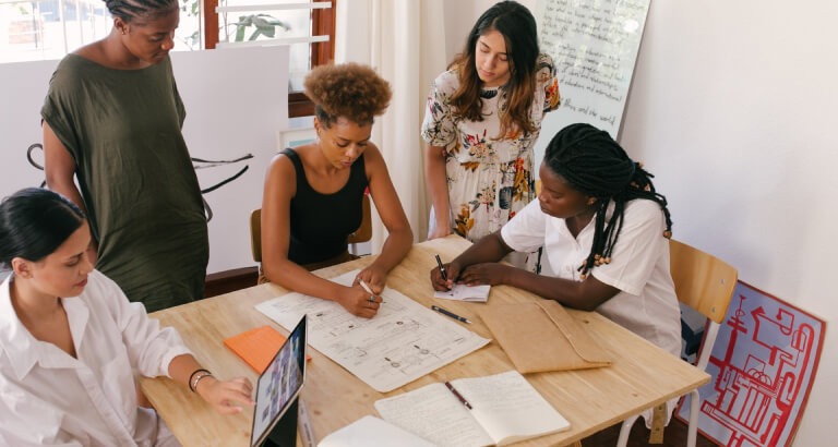 Personas realizando analisis SEM y SMO