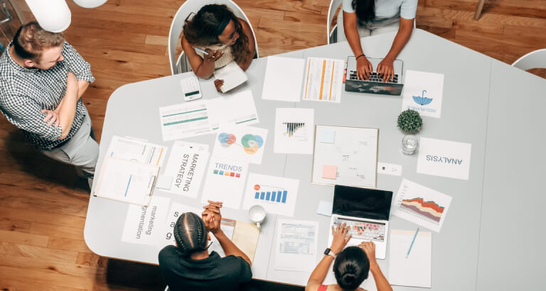 equipo trabajando en estrategias SEO